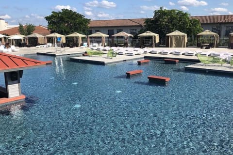 Enjoy access to six pools and nearby lakefront attractions