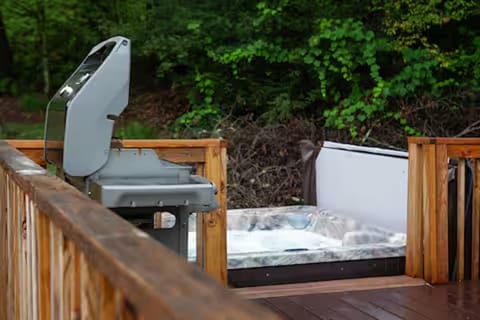 Grill marks, warm jets, and forest air—toast to evenings of firelight & laughter