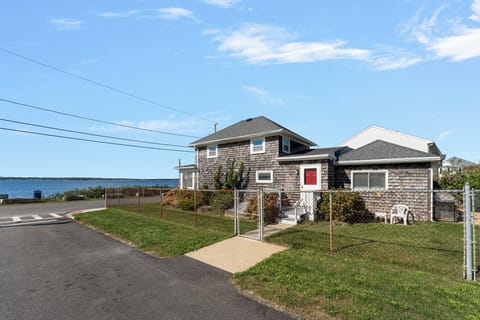 Beautiful retreat on Mt Hope Bay