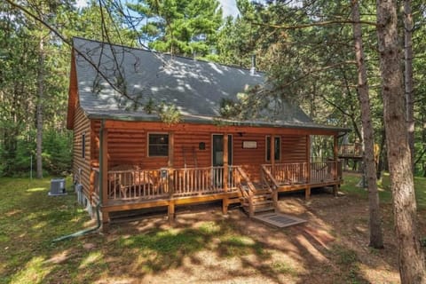 Spacious yard with fire pit, grill, treehouse, picnic table & seating