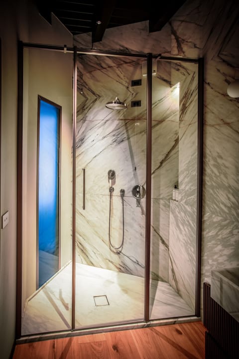 Signature Suite, Tower | Bathroom | Shower, rainfall showerhead, hair dryer, bidet