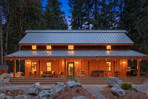 Follow the gravel drive to Fjellsangin’s design-forward cabin tucked in the forest.