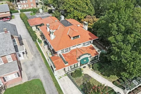 5,100 Square Ft "King's Cottage" Near Sight & Sound and Downtown Lancaster!