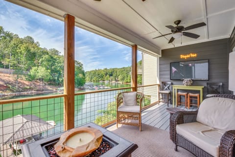 Seneca Vacation Rental | 3BR | 2.5BA | 2,000 Sq Ft | 2 Steps to Enter