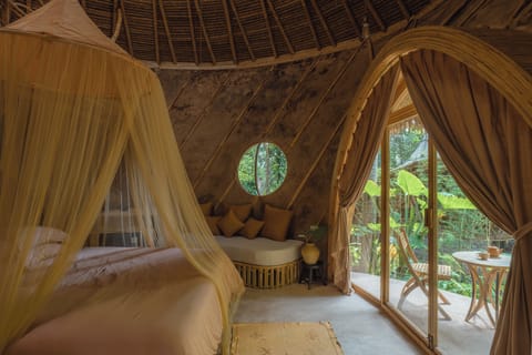 Family Room | Desk, free WiFi, bed sheets