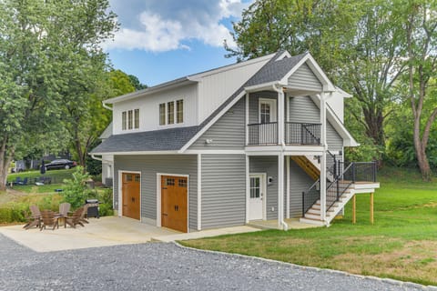 Annapolis Vacation Rental | 2BR | 1BA | Stairs Required | 990 Sq Ft