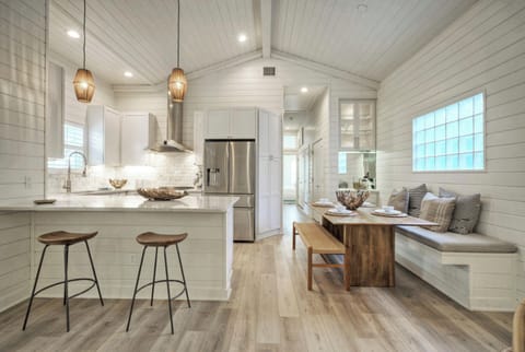 Dining adjacent to the kitchen. (Clamshell Cottage)