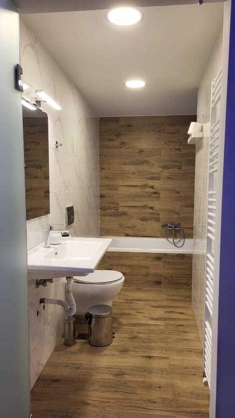 Classic Quadruple Room, Mountain View | Bathroom
