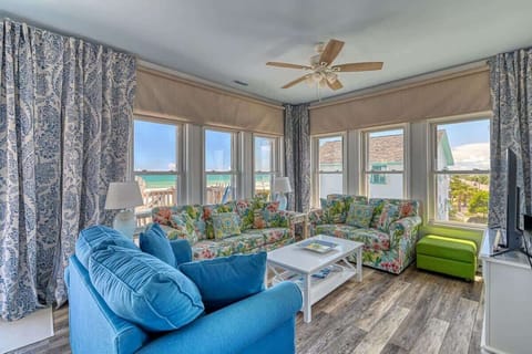 Level 3-Oceanfront Sitting Room