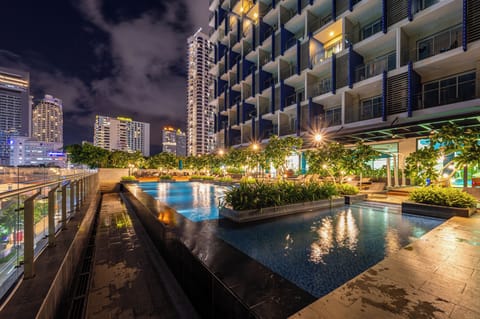 Outdoor pool, pool umbrellas, sun loungers