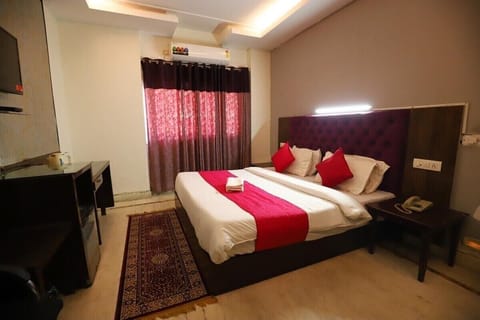Deluxe Double Room, City View | Desk, laptop workspace, blackout drapes, soundproofing