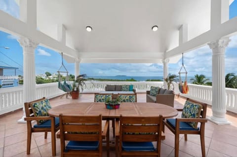 Terrace with 360 views to the ocean