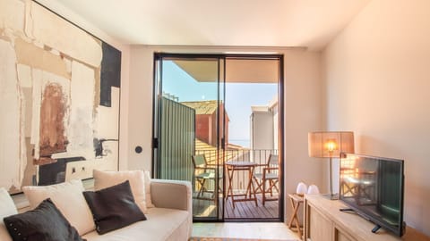 Cozy elegance meets coastal charm in this airy open-plan space. #SeaViewApartment #CoastalLiving #ModernDesign