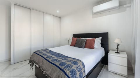 Bright double bedroom with air conditioning, large wardrobe, and a cozy modern feel – perfect for restful nights in Albufeira.
#AlbufeiraStay #ModernApartment #CozyBedroom #AirConditioned #CoupleGetaway