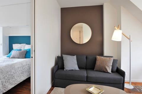 Classic Suite, City View | Living area