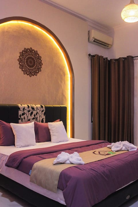 Deluxe Room, Non Smoking | Desk, blackout drapes, soundproofing, iron/ironing board