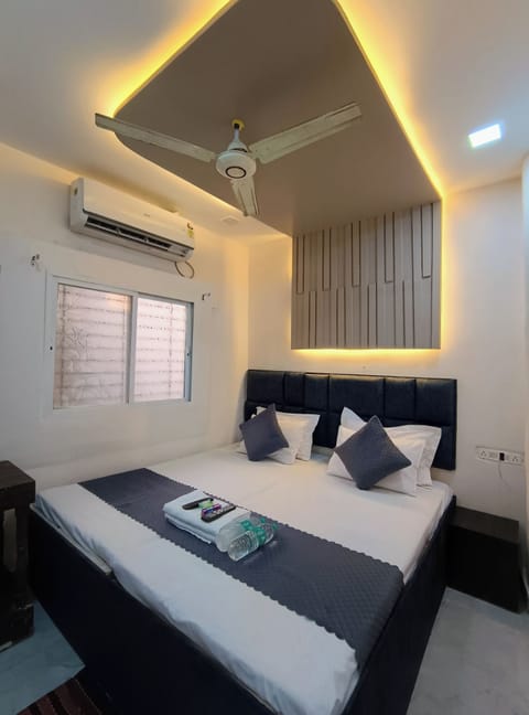 Deluxe Double Room | Desk, WiFi (free), bed sheets
