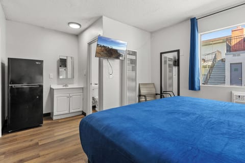 Room, 1 King Bed | Free WiFi
