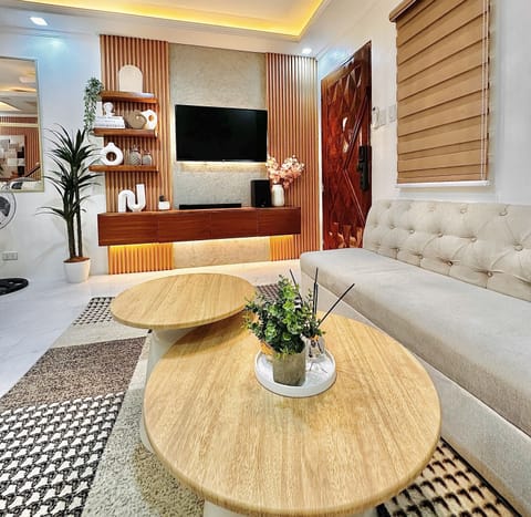 Signature Condo, 2 Bedrooms, City View | In-room dining