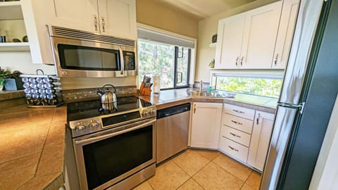Mt Bachelor Village 423A - Kitchen
