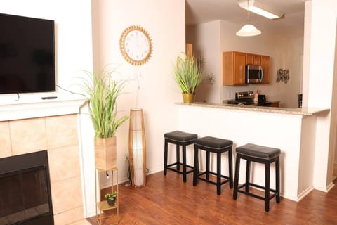 Open-plan kitchen and bar seating area, perfect for casual meals or entertaining. Close to charming Downtown Aubrey and grocery stores for all your needs.