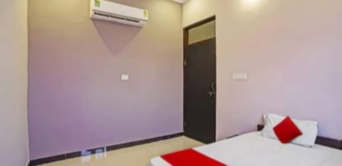 Deluxe Room | Free rollaway beds, free WiFi, bed sheets