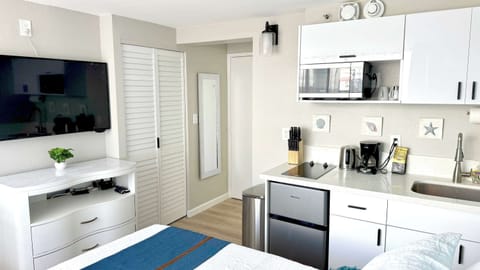 Dresser, Smart TV, Kitchenette, Closet