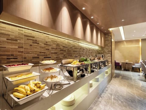 Free daily self-serve breakfast
