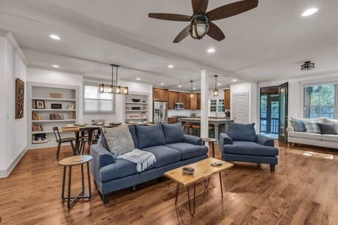 Come and gather with your friends and family in this large open space.  There's a place for everyone; from the comfortable sectional in the reading nook to the 9-foot dining table with seating for ten to the oversized island with three barstools.