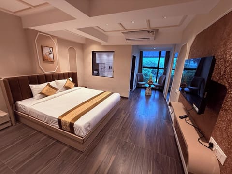 Suite Room with Bath Tub | Desk, laptop workspace