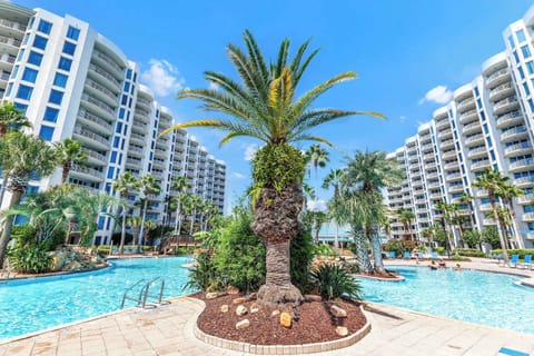 Resort with Heated Pools, Hot Tubs, Restaurant & Bar