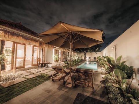 Outdoor pool, pool umbrellas, sun loungers