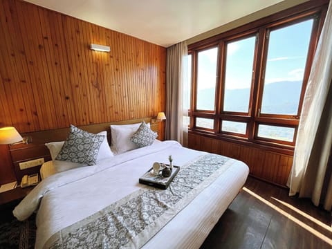 Luxury Suite, Mountain View | In-room safe, desk, laptop workspace, soundproofing