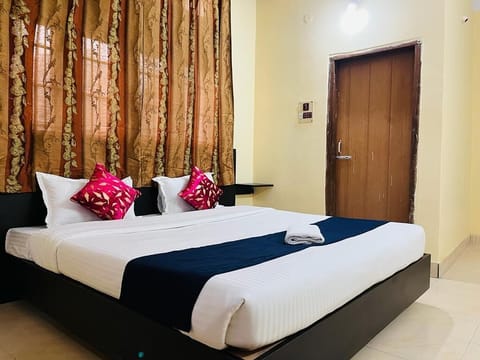 Deluxe Room | Desk, rollaway beds, free WiFi, bed sheets