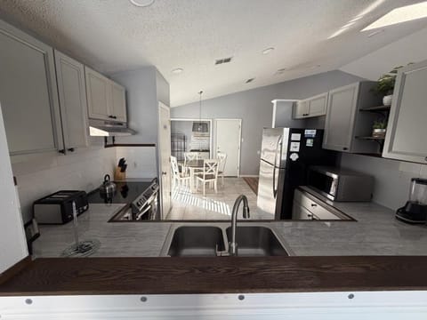 House, 3 Bedrooms | Private kitchen