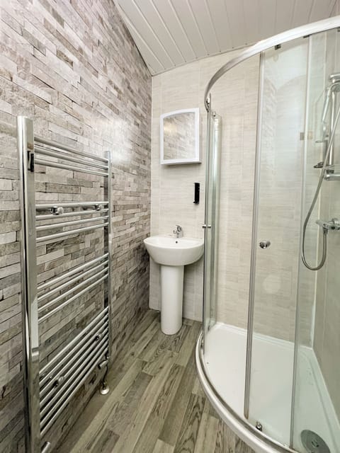 The Giants Rest - R4 | Bathroom | Shower, free toiletries, hair dryer, towels
