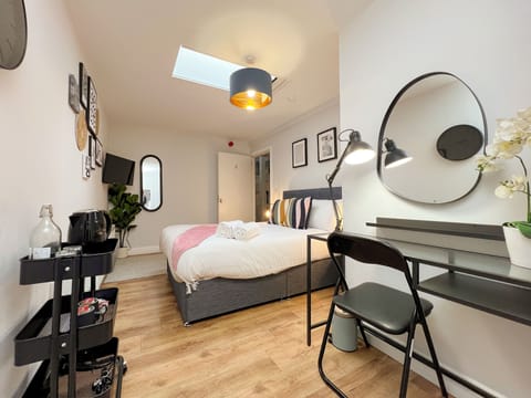 Cave hill room - R6 | Desk, laptop workspace, free WiFi, bed sheets