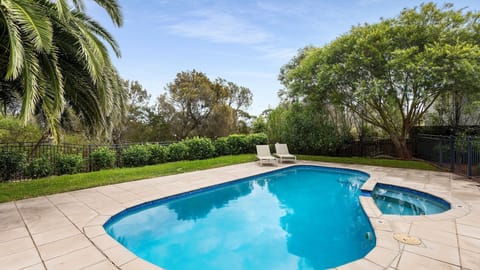 Palmyra Villa Solar-Heating Swimming Pool and Gas Heated Spa
