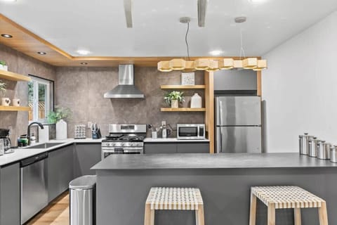 House (3 Bedrooms) | Private kitchen | Coffee/tea maker, electric kettle, toaster, cookware/dishes/utensils