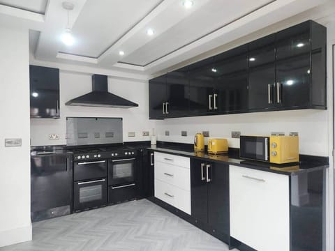 Charming Tudor White House Cottage Room Apartment Kitchen Living Room Old Trafford Manchester