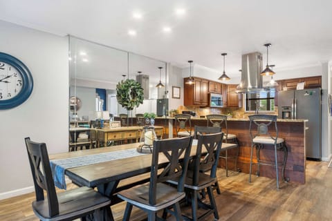 Condo, Multiple Beds, Balcony, Garden View (Blue Royale Retreat) | Dining