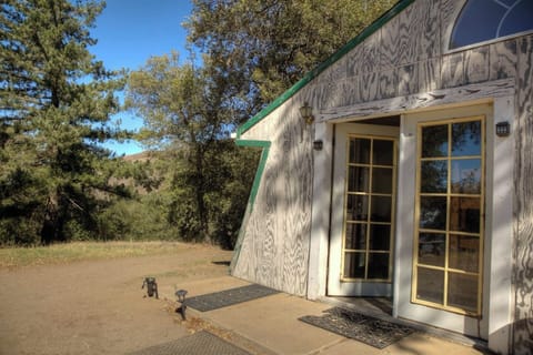 Bunkhouse with 7 bunks, 2 toilets and 3 showers