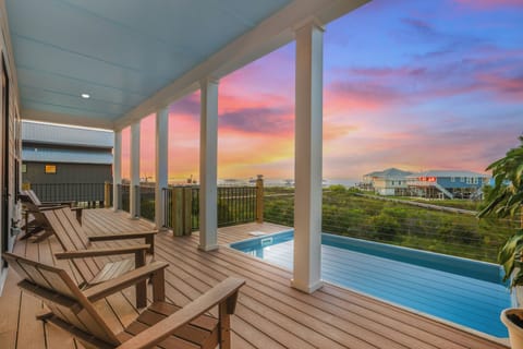 Take a sunset dip in the private saltwater plunge pool on the back deck!