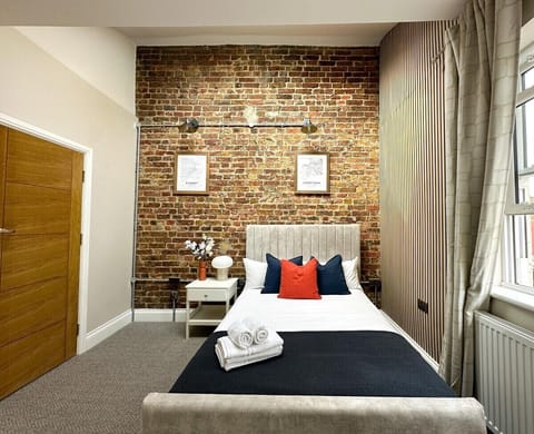 Business Suite, Ensuite, City View (3) | Desk, laptop workspace, free WiFi