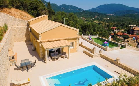 Villa Exterior with Pool and Mountain Views – Stunning view of the villa with its private pool, blending comfort with Mediterranean scenery.