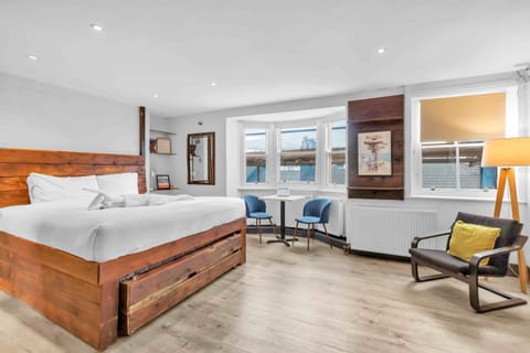 Open plan living area with comfortable kingsize bed