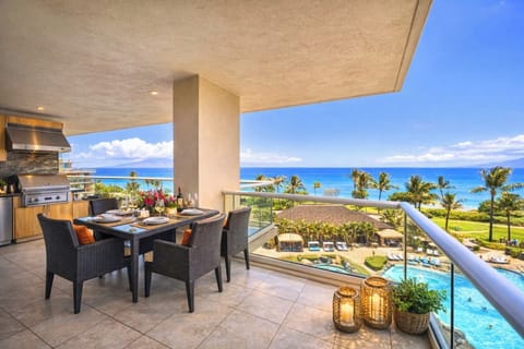 Expansive lanai with comfortable lounge seating and unforgettable sunset views. HKH-550