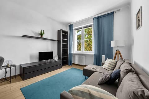 Bright Living Room with Comfortable Sofa, Dining Table and Smart-TV | Book Now with RENTUJEMY.COM