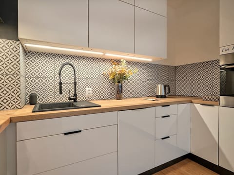 Modern Kitchen with Stylish Backsplash and Full Cooking Amenities | Book Now with RENTUJEMY.COM