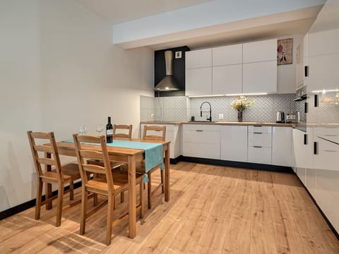 Fully Equipped Kitchen with Dining Area | Book Now with RENTUJEMY.COM